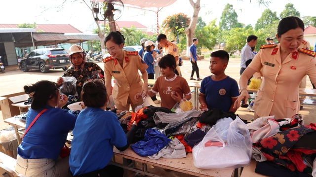 CSGT Đồng Nai 'sưởi ấm bi&ecirc;n cương' tại x&atilde; Lộc Thạnh- Ảnh 5.