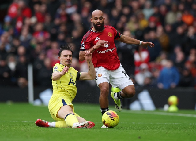 M.U lại thăng hoa, đ&aacute;nh bại Tottenham: HLV Michael Carrick khiến &ocirc;ng Thomas Frank 'l&acirc;m nguy'- Ảnh 1.