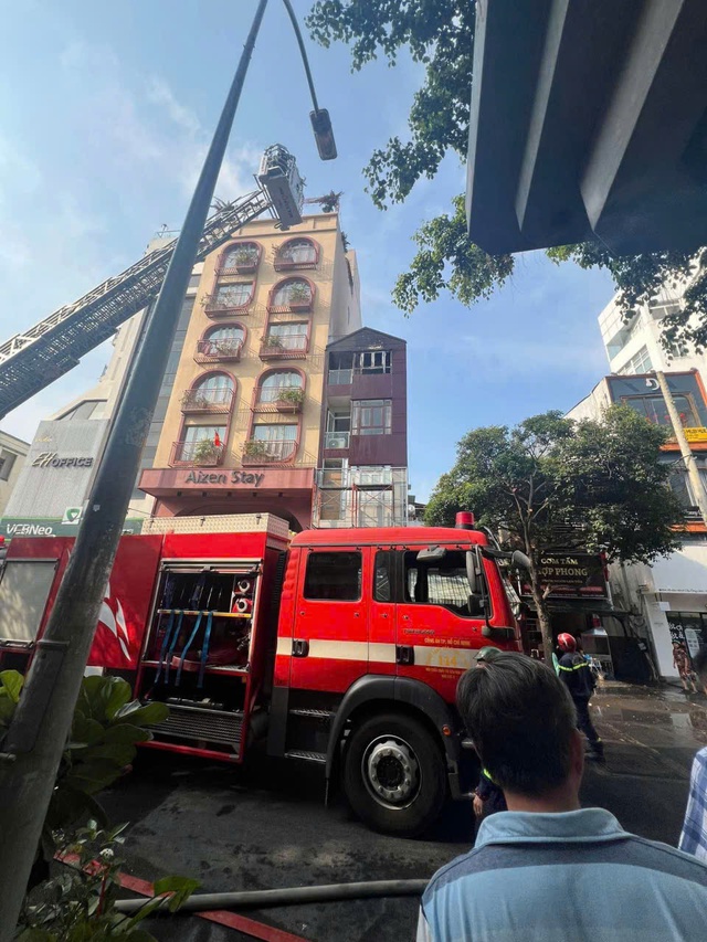 Ch&aacute;y kh&aacute;ch sạn cũ tại TP . HCM g&acirc;y hoảng loạn cho người d&acirc;n xung quanh - Ảnh 2.