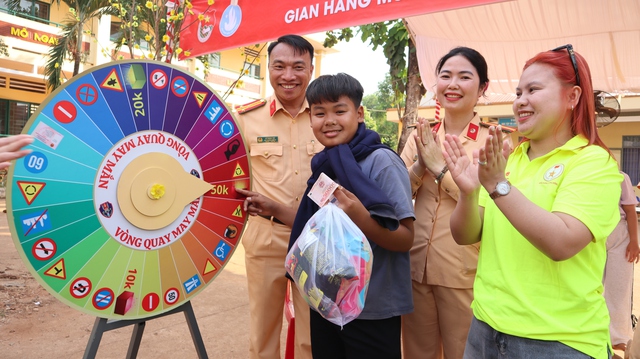 CSGT Đồng Nai 'sưởi ấm bi&ecirc;n cương' tại x&atilde; Lộc Thạnh- Ảnh 7.