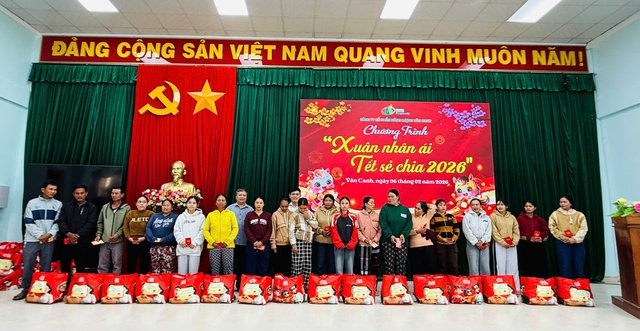 350 hộ d&acirc;n kh&oacute; khăn ở x&atilde; V&acirc;n Canh được trao qu&agrave; Tết - Ảnh 2.