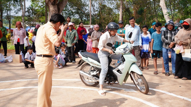 CSGT Đồng Nai 'sưởi ấm bi&ecirc;n cương' tại x&atilde; Lộc Thạnh- Ảnh 6.