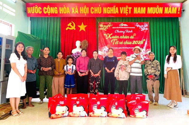 350 hộ d&acirc;n kh&oacute; khăn ở x&atilde; V&acirc;n Canh được trao qu&agrave; Tết - Ảnh 1.