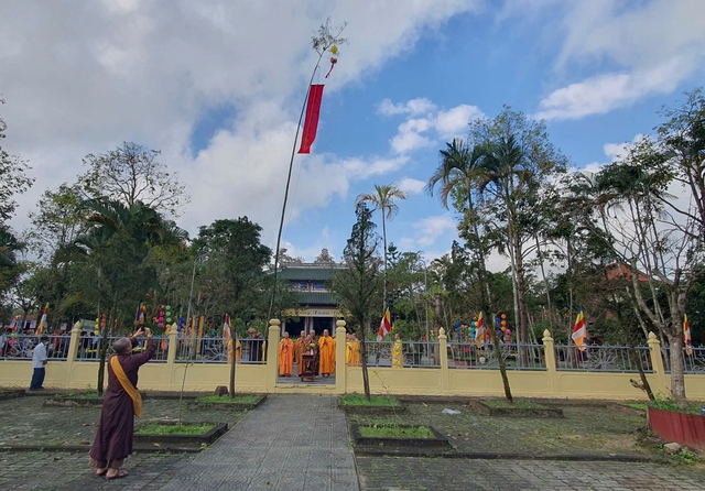 Phi&ecirc;n chợ 0 đồng ở Sắc Tứ Tịnh Quang: Chia sẻ y&ecirc;u thương cho người ngh&egrave;o - Ảnh 2.