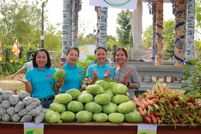 Phi&ecirc;n chợ 0 đồng ở Sắc Tứ Tịnh Quang: Chia sẻ y&ecirc;u thương cho người ngh&egrave;o - Ảnh 3.