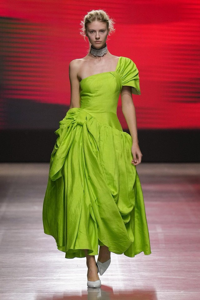 Để NTK Việt được tr&igrave;nh diễn ở quốc tế, điều g&igrave; quan trọng?- Ảnh 10.