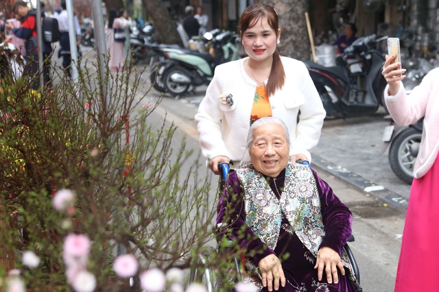 Người H&agrave; Nội t&igrave;m về chợ hoa phố cổ mua sắm dịp cận tết - Ảnh 3.