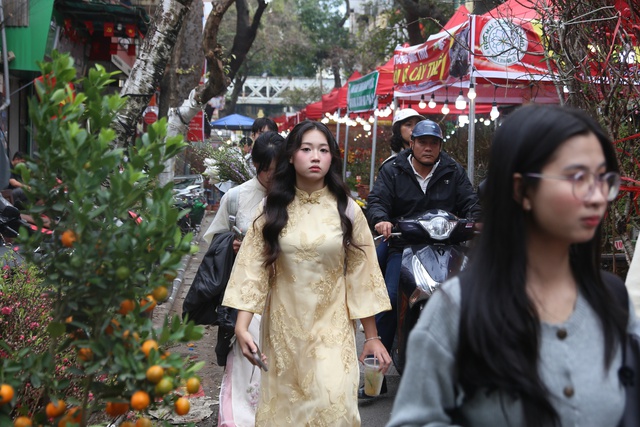 Người H&agrave; Nội t&igrave;m về chợ hoa phố cổ mua sắm dịp cận tết - Ảnh 1.