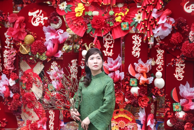 Người H&agrave; Nội t&igrave;m về chợ hoa phố cổ mua sắm dịp cận tết - Ảnh 11.