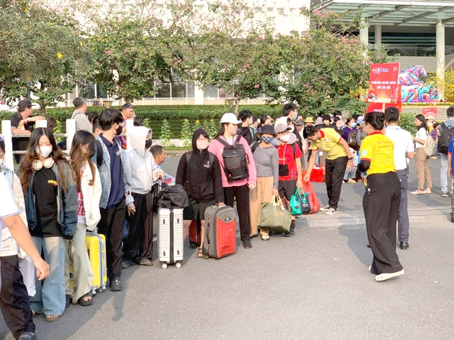 Sinh vi&ecirc;n hạnh ph&uacute;c l&ecirc;n chuyến xe miễn ph&iacute; về qu&ecirc; đ&oacute;n tết- Ảnh 2.