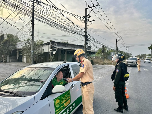 CSGT T&acirc;y Ninh ra qu&acirc;n siết chặt an to&agrave;n giao th&ocirc;ng dịp tết- Ảnh 1.