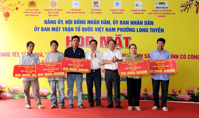 Trung tướng Đinh Văn Nơi đ&oacute;ng g&oacute;p, vận động 1.000 phần qu&agrave; tết cho người d&acirc;n- Ảnh 1.