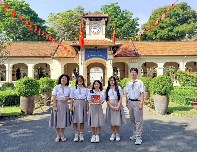 5 học sinh Trường THPT chuy&ecirc;n L&ecirc; Hồng Phong mang di sản Việt v&agrave;o tr&ograve; chơi- Ảnh 1.