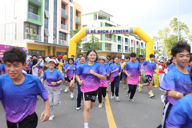 Ph&uacute; Quốc: Gần 100 gi&aacute;o vi&ecirc;n chạy bộ g&acirc;y quỹ qu&agrave; tết cho học sinh kh&oacute; khăn- Ảnh 1.