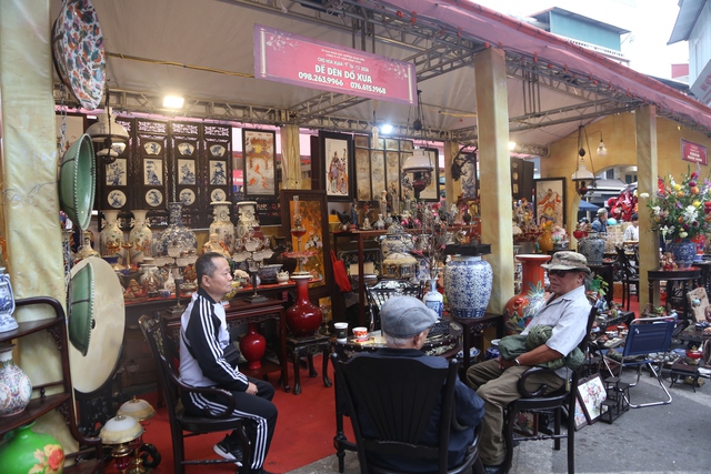 Người H&agrave; Nội t&igrave;m về chợ hoa phố cổ mua sắm dịp cận tết - Ảnh 2.