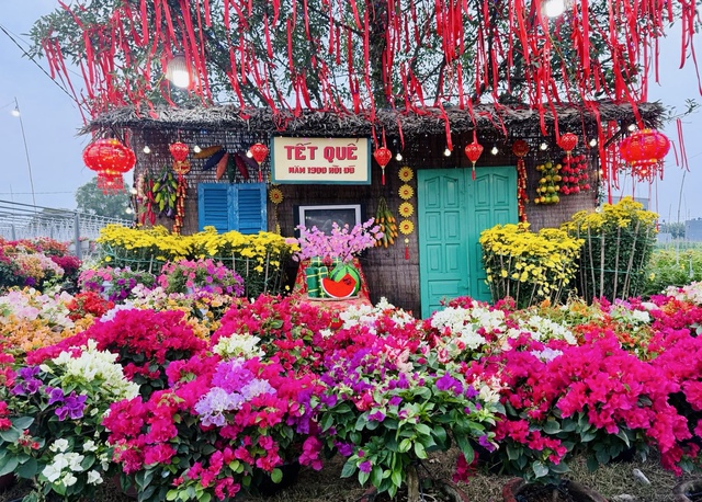 Linh vật ngựa rơm độc lạ ngay trong vườn hoa h&uacute;t kh&aacute;ch check-in - Ảnh 5.