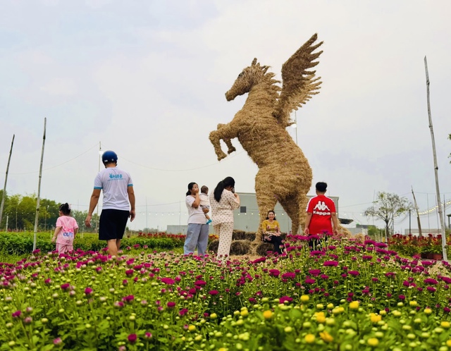 Linh vật ngựa rơm độc lạ ngay trong vườn hoa h&uacute;t kh&aacute;ch check-in - Ảnh 4.