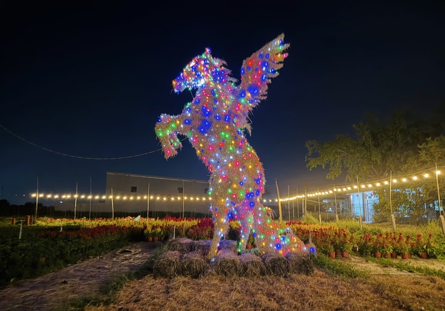 Linh vật ngựa rơm độc lạ ngay trong vườn hoa h&uacute;t kh&aacute;ch check-in - Ảnh 3.