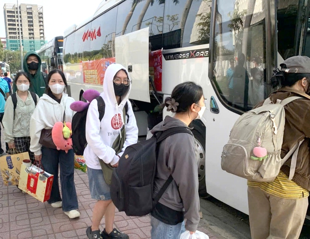 Sinh vi&ecirc;n hạnh ph&uacute;c l&ecirc;n chuyến xe miễn ph&iacute; về qu&ecirc; đ&oacute;n tết- Ảnh 1.