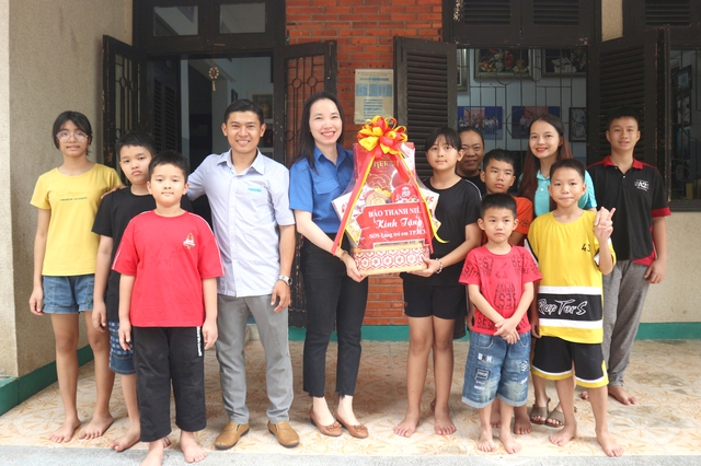 Xu&acirc;n t&igrave;nh nguyện của những người trẻ B&aacute;o Thanh Ni&ecirc;n đến với c&aacute;c mảnh đời kh&oacute; khăn- Ảnh 2.