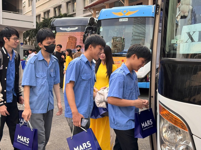 Chuyến xe đưa sinh vi&ecirc;n miền Trung về qu&ecirc; đ&oacute;n tết sau b&atilde;o lũ- Ảnh 2.