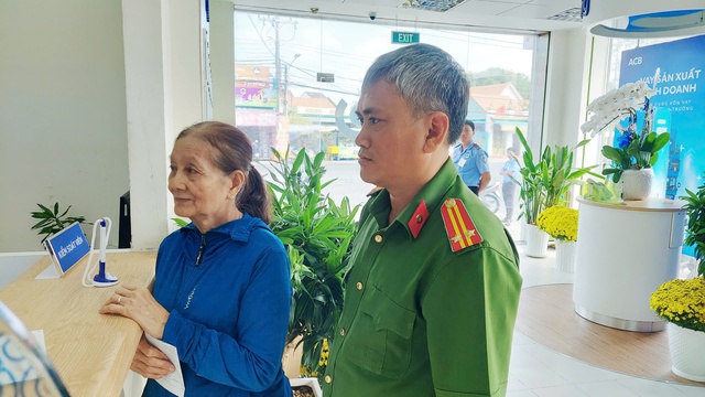 Vĩnh Long: Cụ b&agrave; 70 tuổi bỗng dưng nhận được gần 2 tỉ đồng chuyển nhầm v&agrave;o t&agrave;i khoản- Ảnh 1.