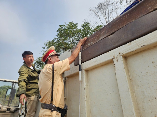 CSGT mật phục bắt xe ben chở đất "chất cao như n&uacute;i" ph&oacute;ng bạt mạng tr&ecirc;n đường - Ảnh 4.