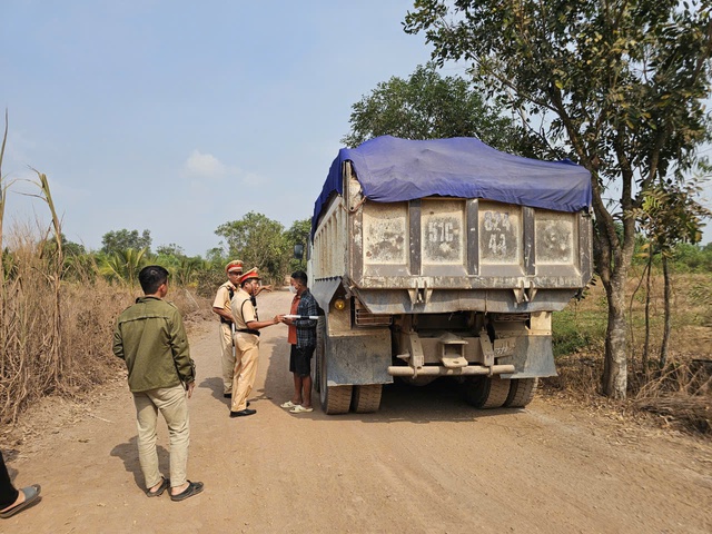 CSGT mật phục bắt xe ben chở đất "chất cao như n&uacute;i" ph&oacute;ng bạt mạng tr&ecirc;n đường - Ảnh 2.