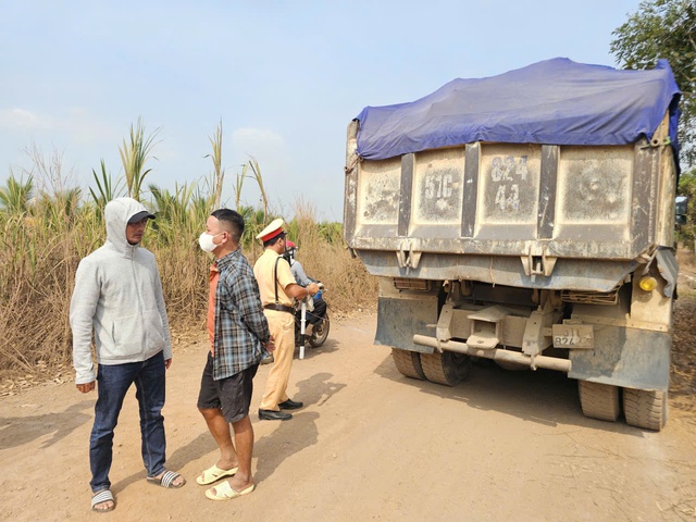 CSGT mật phục bắt xe ben chở đất "chất cao như n&uacute;i" ph&oacute;ng bạt mạng tr&ecirc;n đường - Ảnh 3.