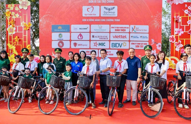 Trao xe đạp cho học sinh ngh&egrave;o Bu&ocirc;n Đ&ocirc;n- Ảnh 2.