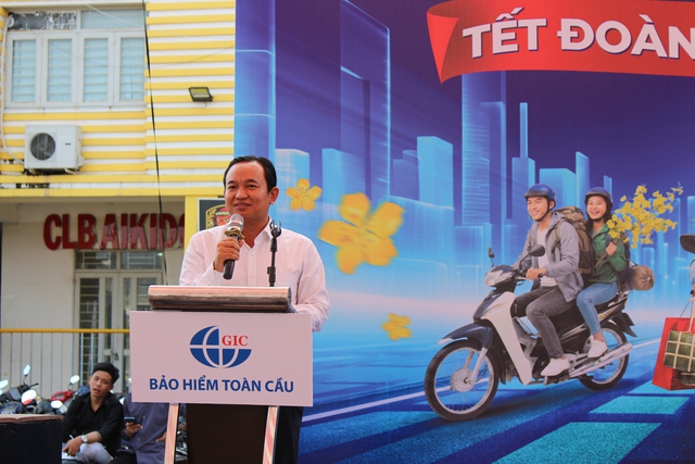 Thay nhớt xe miễn ph&iacute; v&agrave; tặng qu&agrave; cho h&agrave;ng ng&agrave;n c&ocirc;ng nh&acirc;n, người lao động - Ảnh 5.