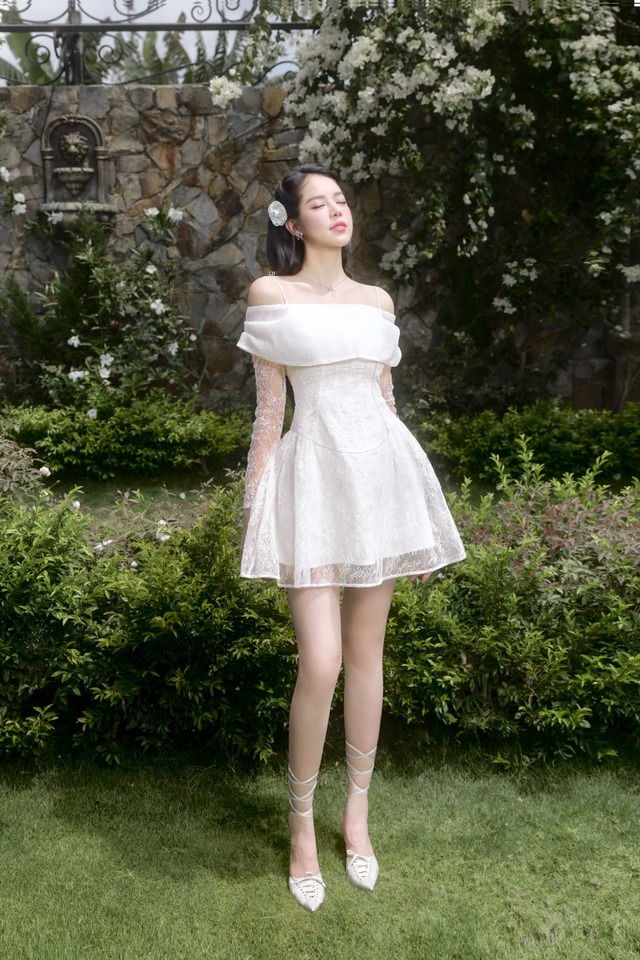 Tôn lên sự trong trẻo ngày xuân với trang phục sắc trắng- Ảnh 1.