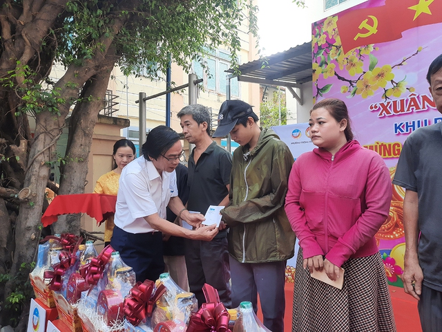 C&acirc;y m&ugrave;a xu&acirc;n 2026: Trao 100 phần qu&agrave; tết cho b&agrave; con kh&oacute; khăn- Ảnh 3.