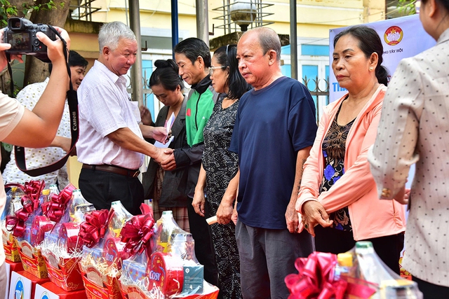 C&acirc;y m&ugrave;a xu&acirc;n 2026: Trao 100 phần qu&agrave; tết cho b&agrave; con kh&oacute; khăn- Ảnh 1.
