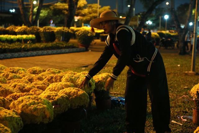 Đ&ecirc;m mưu sinh ở chợ hoa tết  - Ảnh 3.