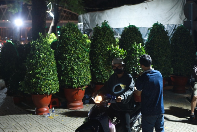 Đ&ecirc;m mưu sinh ở chợ hoa tết  - Ảnh 1.
