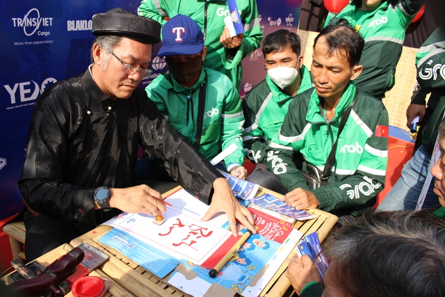 Thay nhớt xe miễn ph&iacute; v&agrave; tặng qu&agrave; cho h&agrave;ng ng&agrave;n c&ocirc;ng nh&acirc;n, người lao động - Ảnh 3.