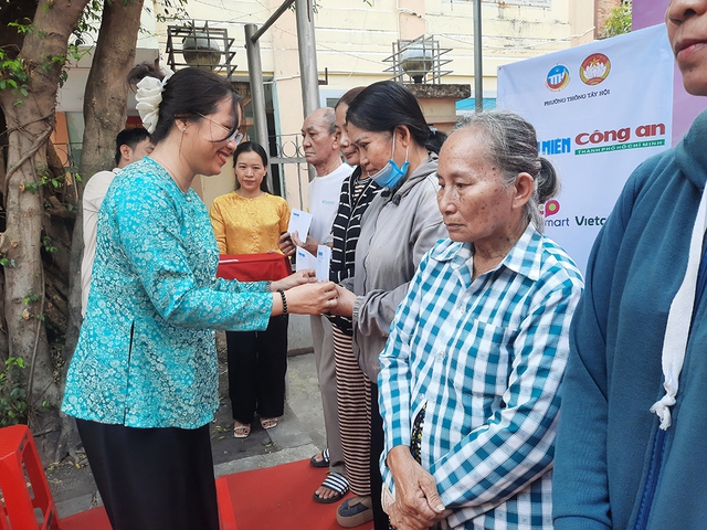 C&acirc;y m&ugrave;a xu&acirc;n 2026: Trao 100 phần qu&agrave; tết cho b&agrave; con kh&oacute; khăn- Ảnh 2.