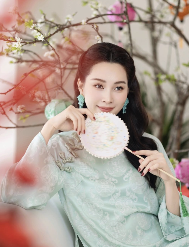 Áo dài xanh lá, lựa chọn mới của vẻ đẹp quốc dân ngày tết- Ảnh 4.