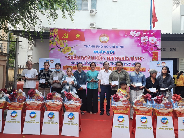 C&acirc;y m&ugrave;a xu&acirc;n 2026: Trao 100 phần qu&agrave; tết cho b&agrave; con kh&oacute; khăn- Ảnh 4.