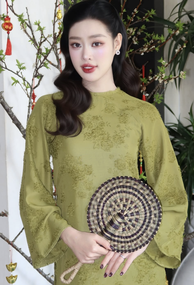 Áo dài xanh lá, lựa chọn mới của vẻ đẹp quốc dân ngày tết- Ảnh 5.