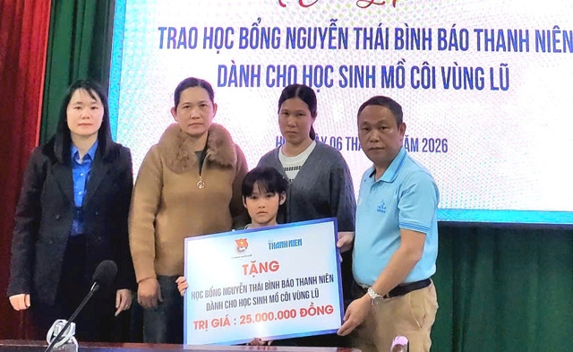 Trao học bổng Nguyễn Th&aacute;i B&igrave;nh cho học sinh mồ c&ocirc;i v&ugrave;ng lũ ở Huế- Ảnh 1.