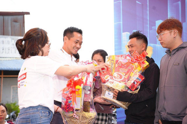 Thay nhớt xe miễn ph&iacute; v&agrave; tặng qu&agrave; cho h&agrave;ng ng&agrave;n c&ocirc;ng nh&acirc;n, người lao động - Ảnh 4.