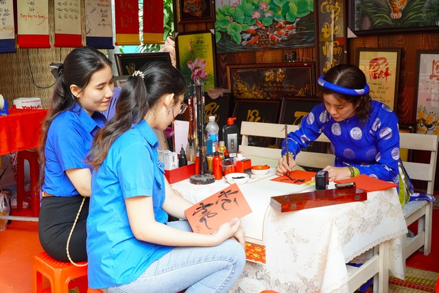 &lsquo;B&agrave; đồ&rsquo; trẻ tặng chữ thư ph&aacute;p ng&agrave;y xu&acirc;n - Ảnh 2.