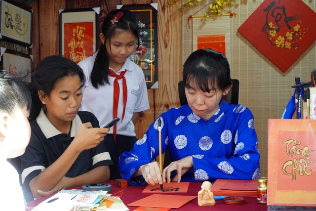 &lsquo;B&agrave; đồ&rsquo; trẻ tặng chữ thư ph&aacute;p ng&agrave;y xu&acirc;n - Ảnh 4.