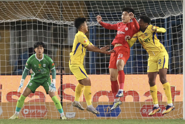 Trợ l&yacute; HLV Popov bức x&uacute;c trọng t&agrave;i, HLV SLNA tiết lộ điều x&uacute;c động về thủ m&ocirc;n Cao Văn B&igrave;nh- Ảnh 1.