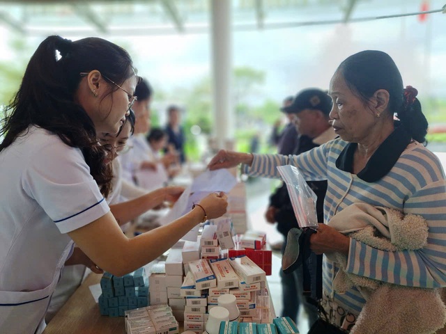 Đ&agrave; Nẵng: 1.300 suất qu&agrave; tết đến với người d&acirc;n kh&oacute; khăn v&agrave; c&ocirc;ng nh&acirc;n ngh&egrave;o- Ảnh 1.