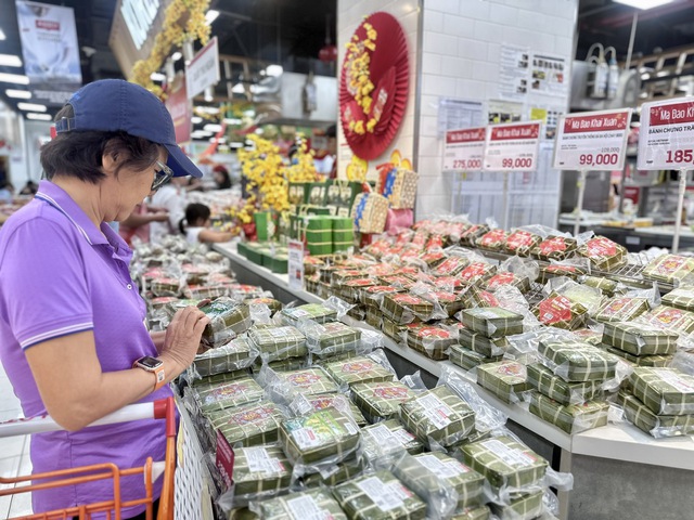 Kh&aacute;ch h&agrave;ng k&eacute;o đến si&ecirc;u thị mua sắm ng&agrave;y 21 th&aacute;ng chạp Tết B&iacute;nh Ngọ- Ảnh 7.