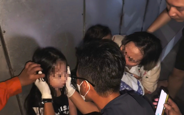 TP.HCM: Ch&aacute;y nh&agrave; kết hợp kinh doanh, cảnh s&aacute;t giải cứu 4 người - Ảnh 4.