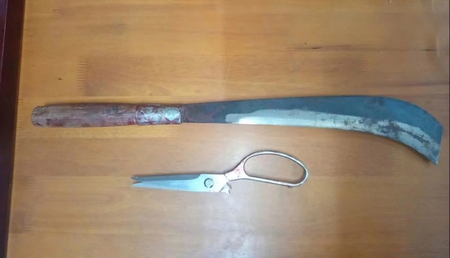 Sau va chạm giao th&ocirc;ng, 2 t&agrave;i xế lao v&agrave;o nhau với k&eacute;o v&agrave; rựa- Ảnh 2.